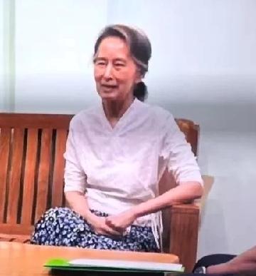 昂山素季，被释放回家软禁！81岁高龄头发花白，可是身体依然消瘦却硬朗，精气神还不