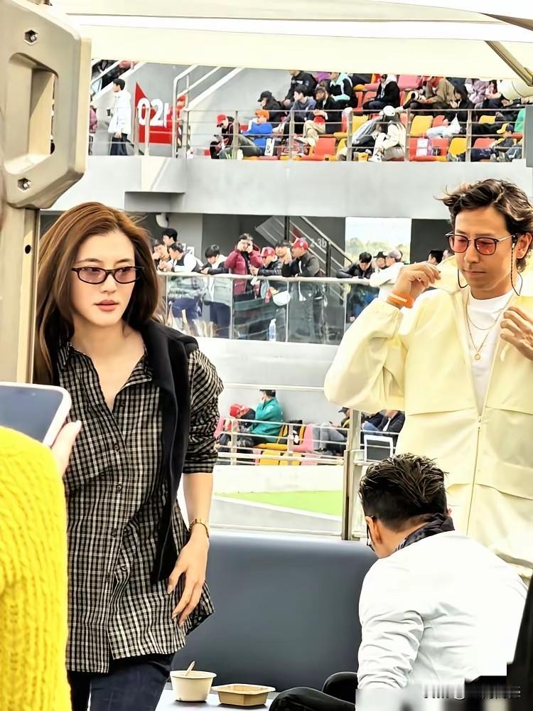 谢霆锋也喜欢看F1比赛，这东西究竟有什么看头儿？真是有点没有搞明白，发动机嗷嗷叫