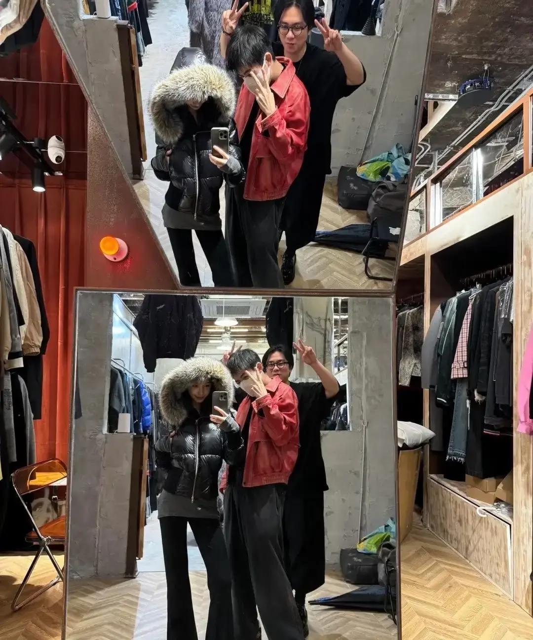 易梦玲被粉丝扒出，一件羽绒服穿了两年。不是买不起新款，是她故意穿给你看的。