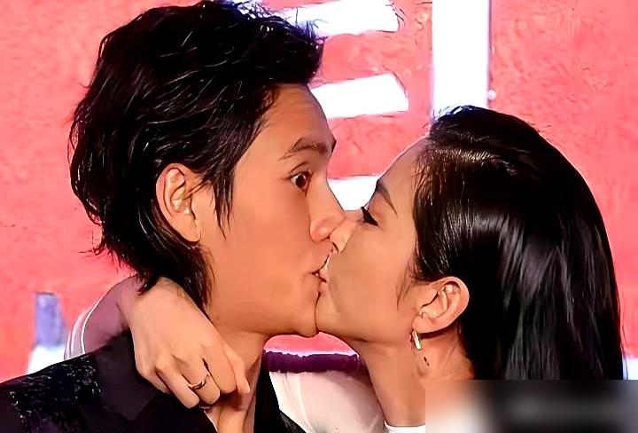 李冰冰竟然在众目睽睽之下，对着陈坤连啃三口！这一幕发生在2015年，现场气氛那叫