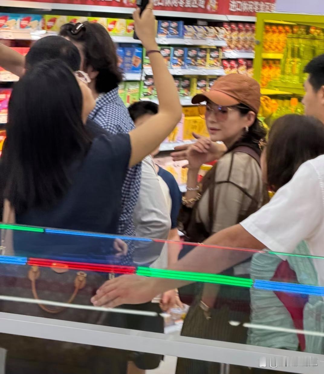 47岁章子怡现身湖南一间零食店购物，她看起来胖了好多，但很是很美，状态挺好的，看起来好年轻。​