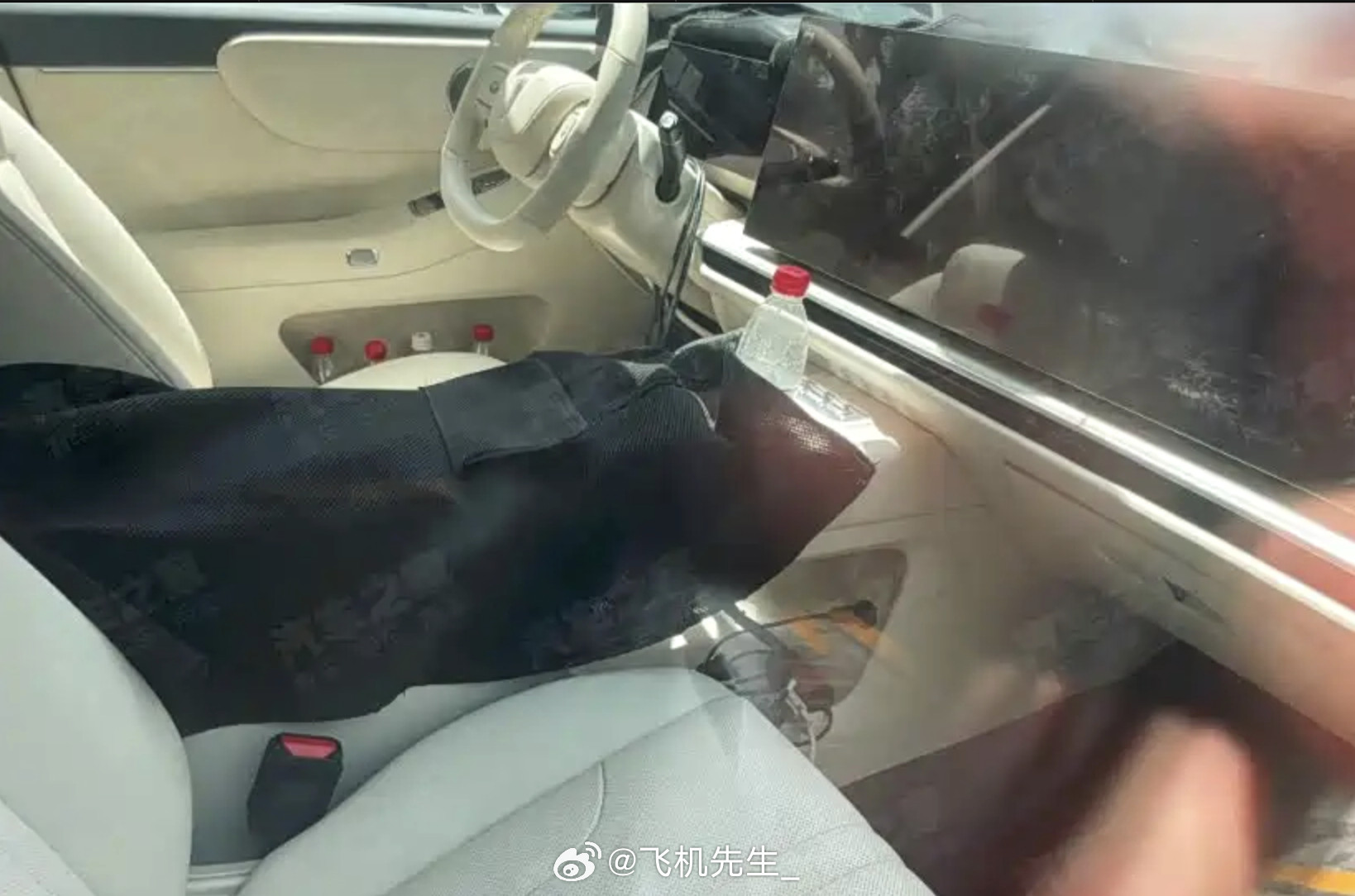 理想L系列的改款和长城魏牌旗舰SUV，都选择了这种一体屏，不是过去高度不够高的