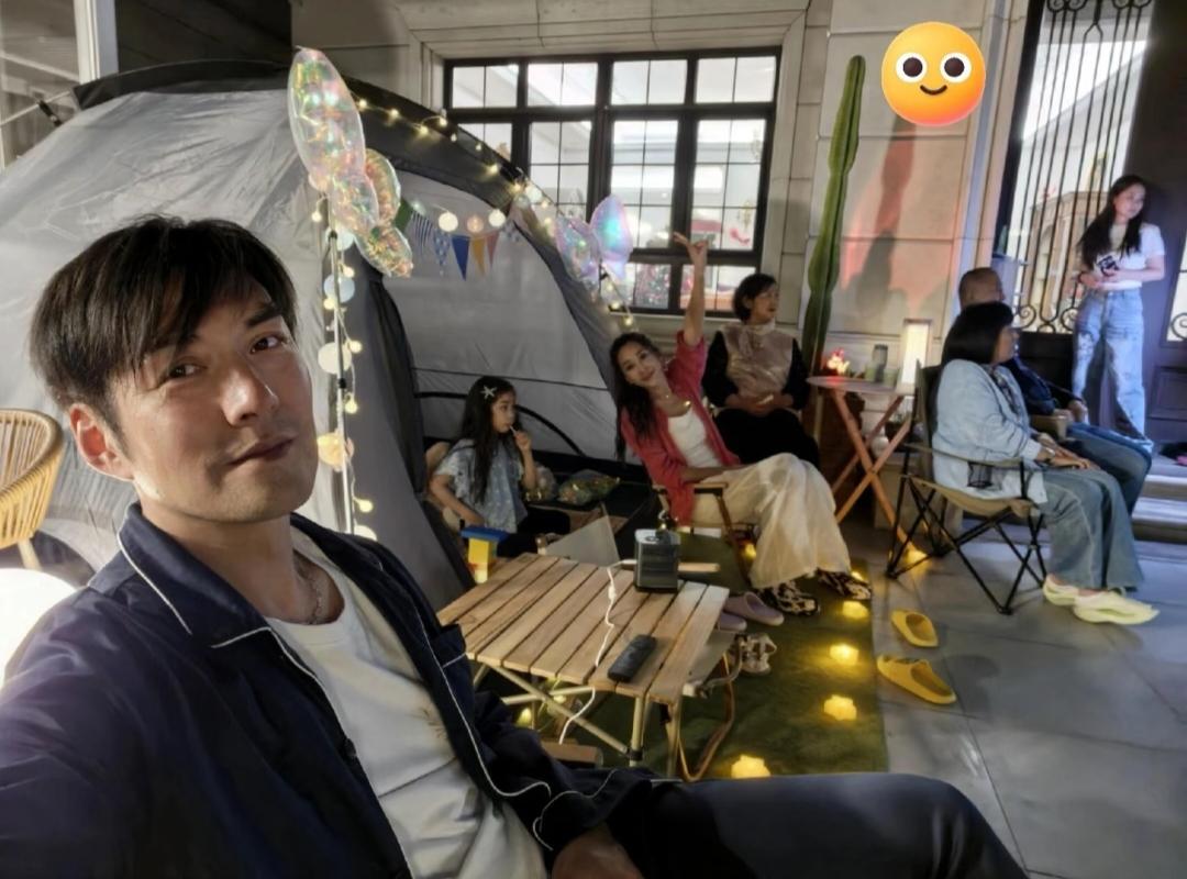 严屹宽晒自己在上海的家，一栋带院别墅，院子不大但很温馨，一家人在院子里烧烤聚餐，