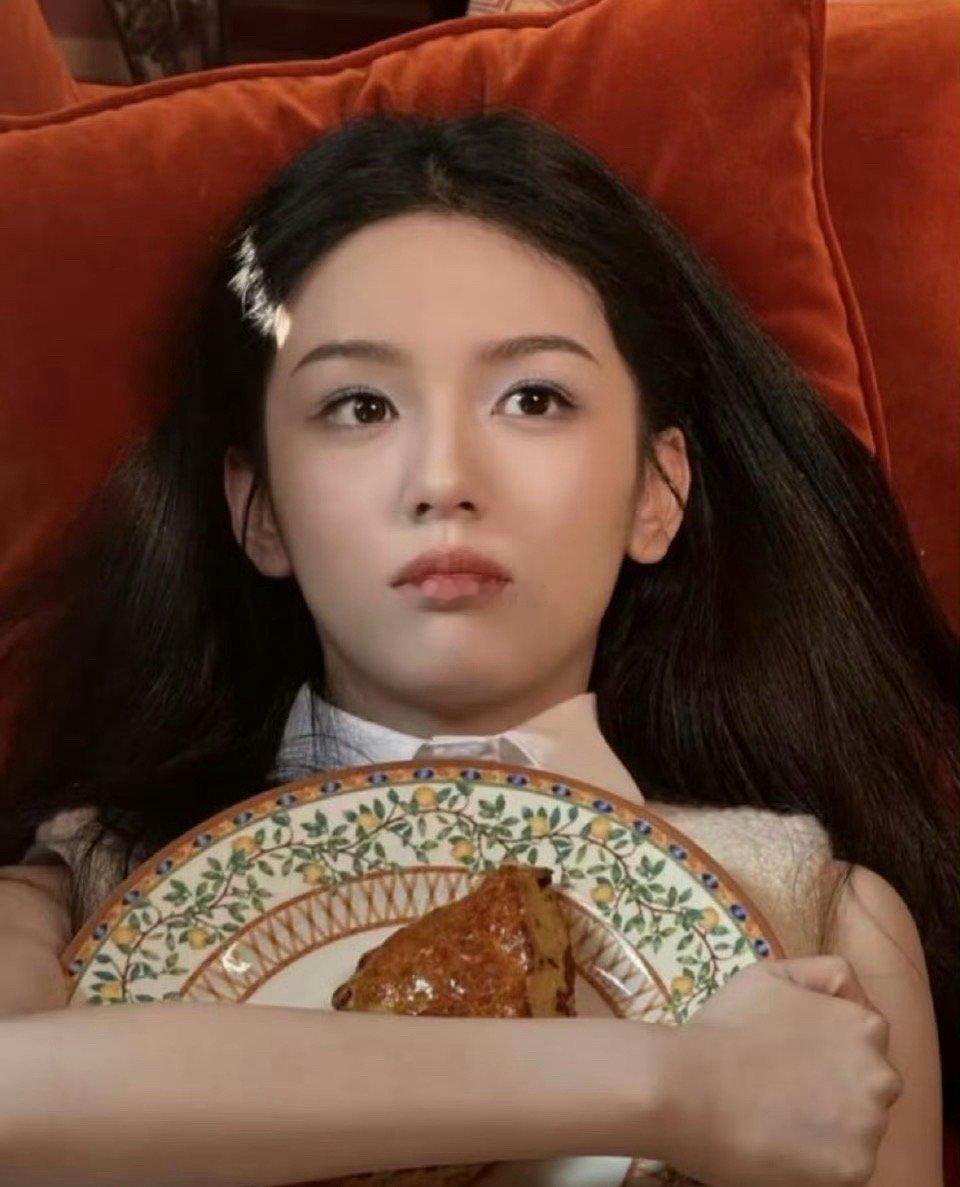 我盯着周也这张伟大的脸看了好几遍，才发现那是阳光，不是发夹。妆造太好看了吧