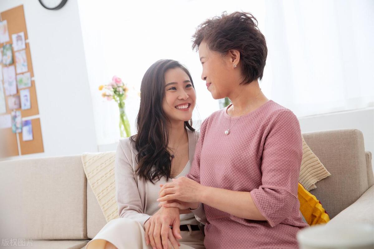 人心真是肉长的，我亲大伯家的女儿，离婚2年后再婚，结果她前婆婆知道了，趁着天黑来
