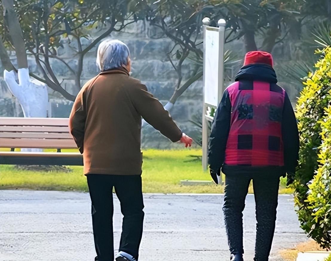 医生提醒：过了70岁要少散步，多做2件事，许多老年人不重视散步在中老年人的日