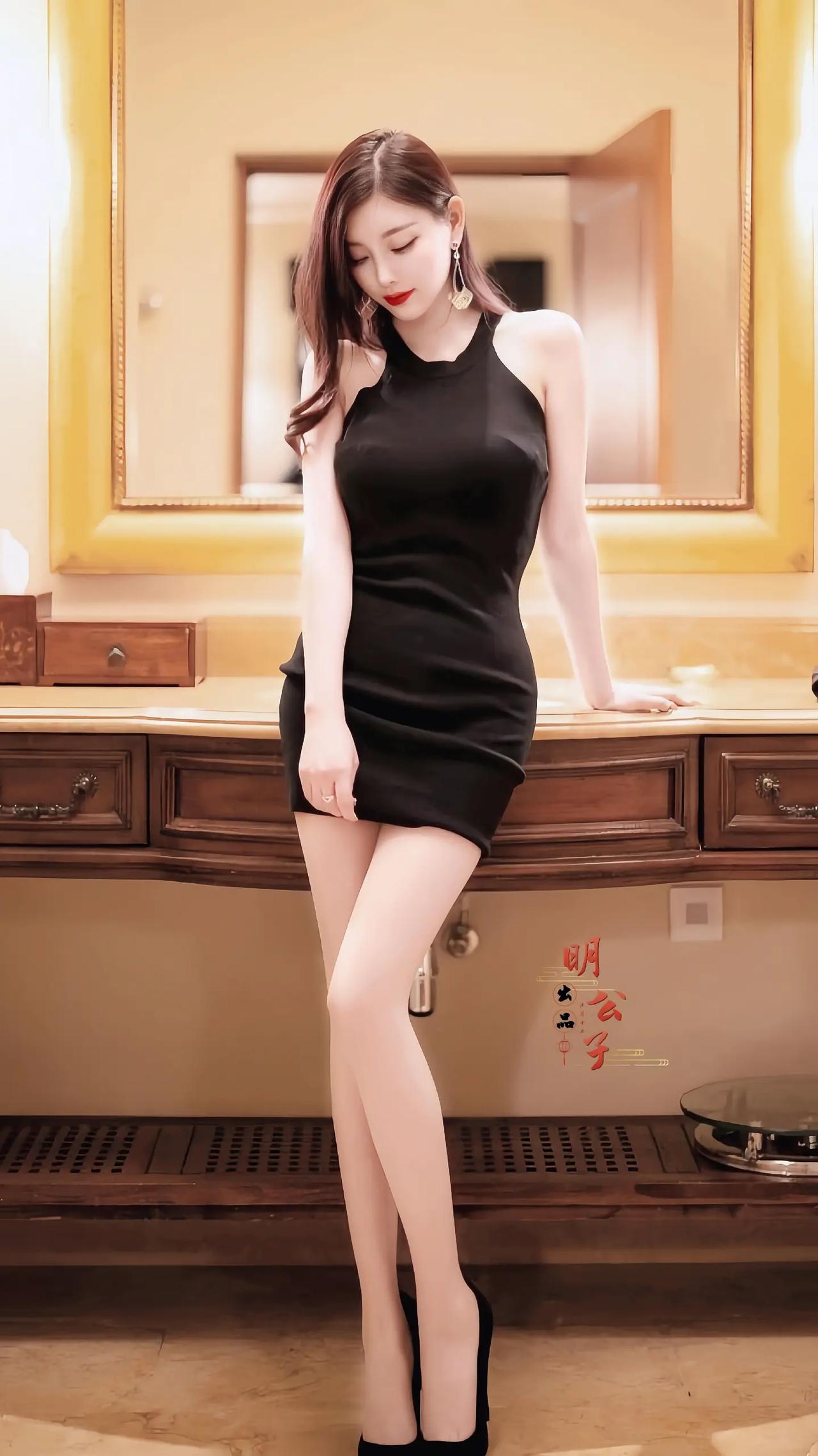 优雅黑裙，气质满满，镜前一瞥，尽显魅力！