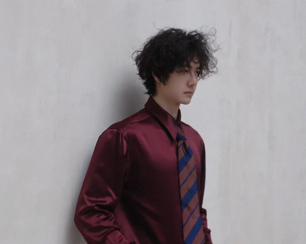 真·真人BJD​​​！！！撕漫男！！！纯素颜！卷卷毛，衬衫领带紧身西装裤，让