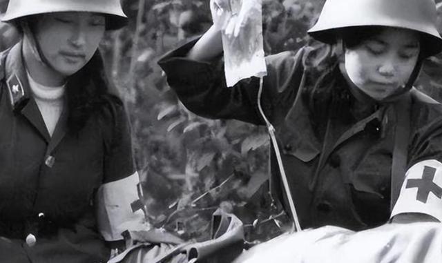 1984年，老山女兵谢楠因私自开枪为牺牲战士送行被“开除”，2004年，她带着9