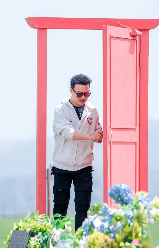54岁汪峰琉璃短发！白色运动上衣！精神饱满！特显年轻！墨镜一代！冻龄男神啊！这哪