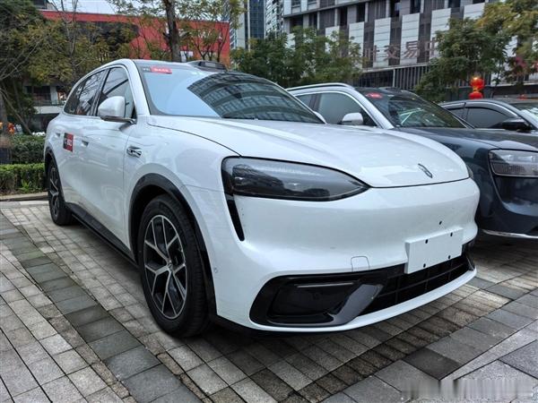 全新问界M6实车细节曝光，定位25–30万元中大型智能SUV，主打年轻家庭用户，