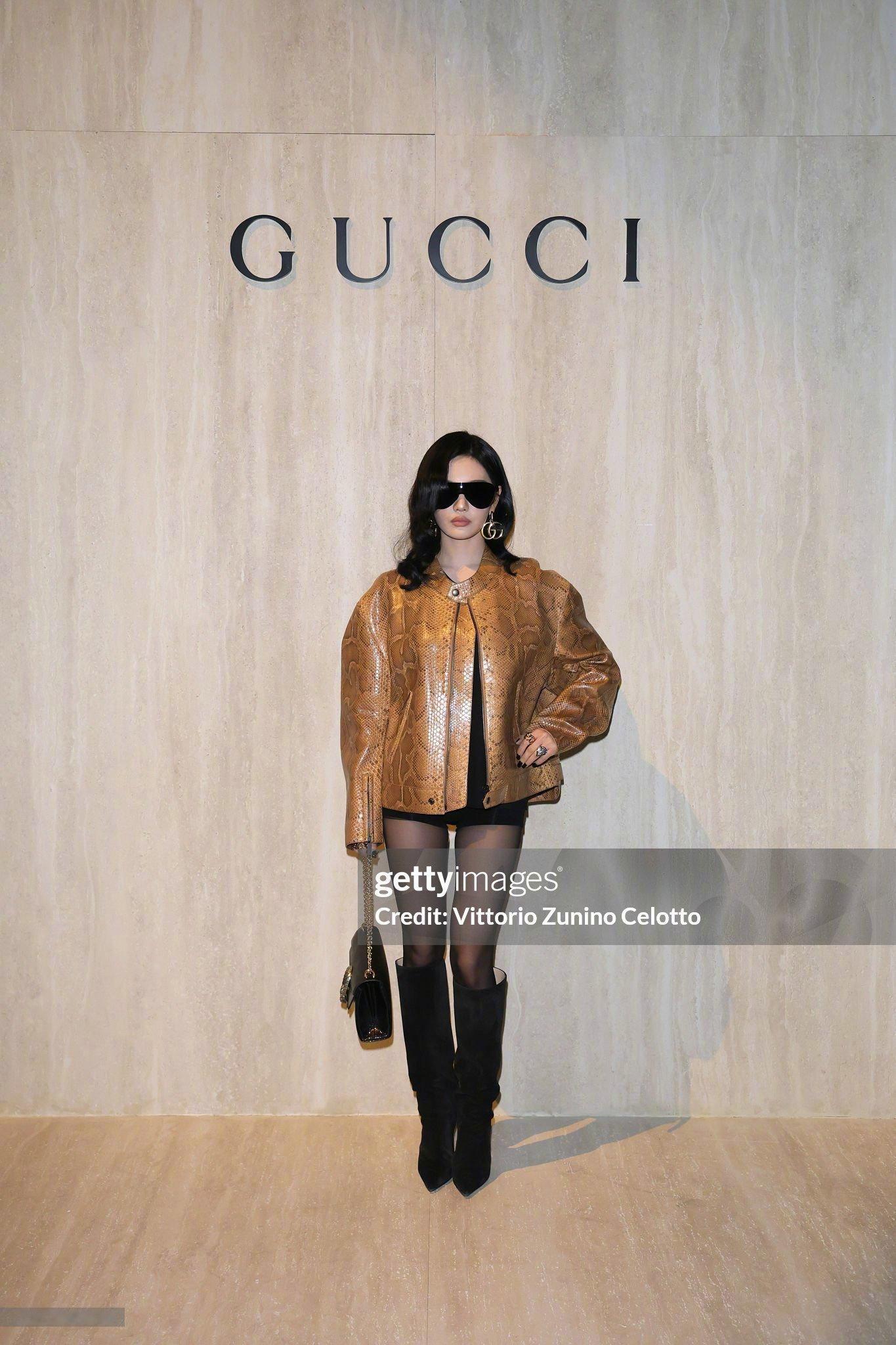 宁艺卓今日Gucci大秀G社现场生图，身穿品牌26早秋系列，蟒纹夹克配卷发