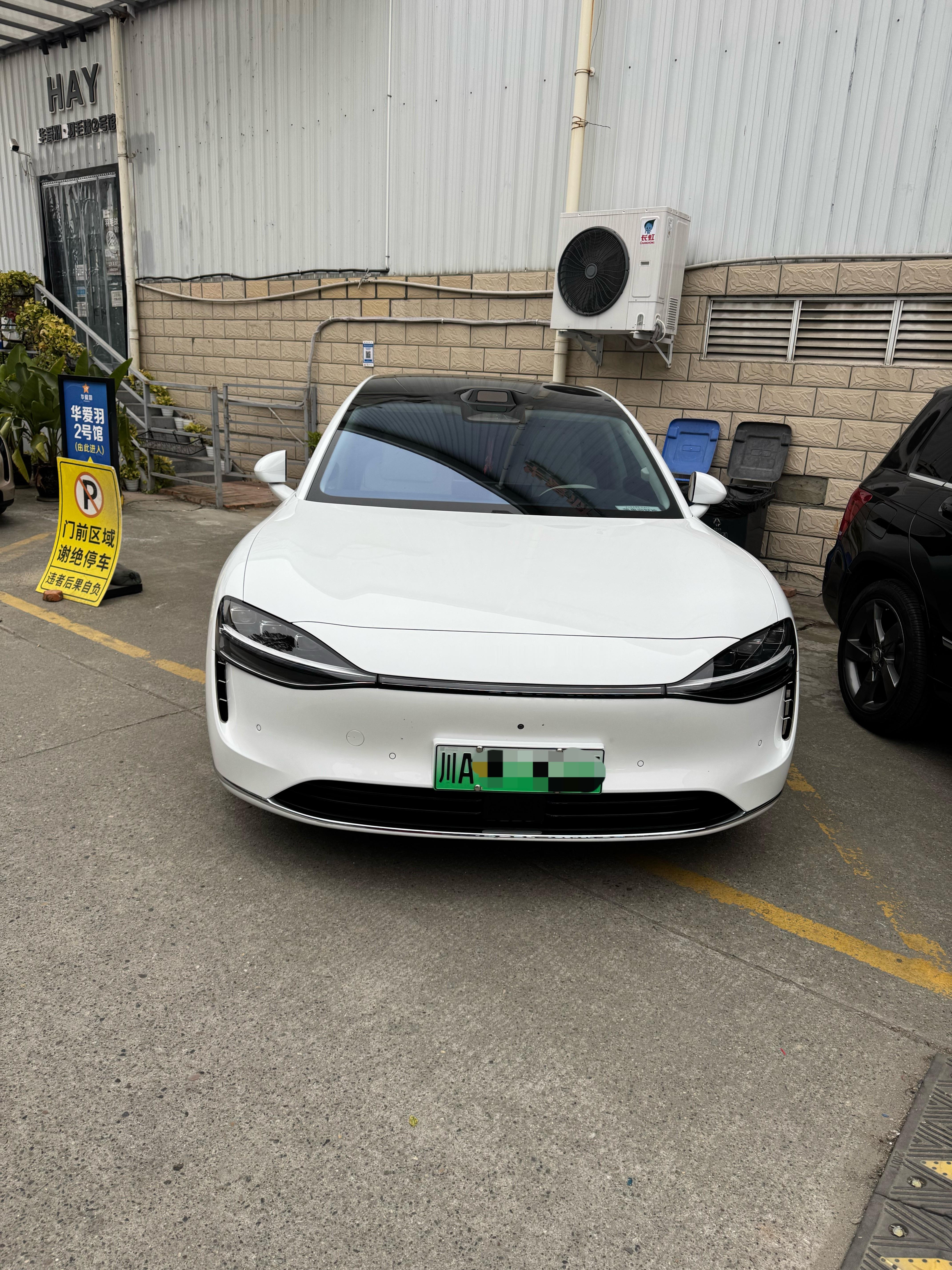 路上看到的一辆享界S9，老远我就觉得不对劲怎么一会儿觉得是享界，一会儿觉得是辆长