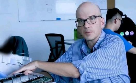 “美国不需要你，有本事你去中国啊！”2016年，戴维・布拉迪攥着被退回的项目报告