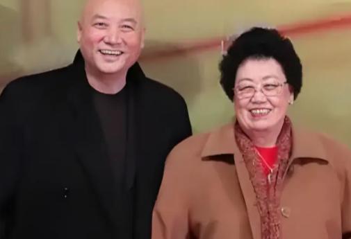 迟重瑞和陈丽华结婚这么多年为啥一直保持光头呢？原因其实很简单那就是他继子的一