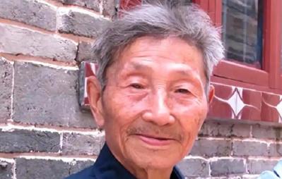 1979年，一位老人为了证明自己是老红军，不顾危险在北京拦下一辆军官的车，眼看