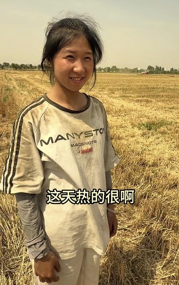 河南许昌田间迎来麦收，刚满20岁的年轻姑娘整日守在麦田驾驶收割机帮家里收粮，