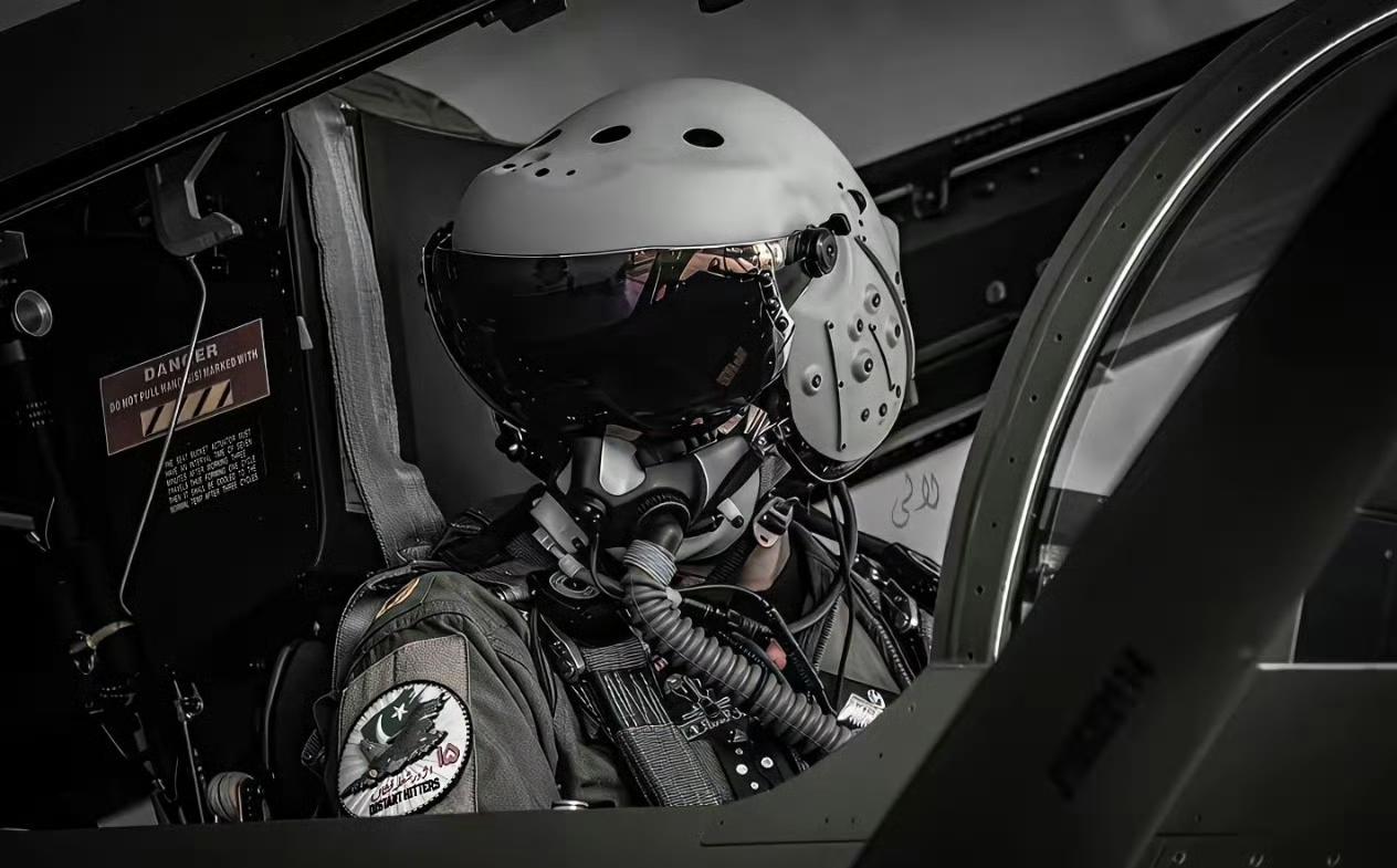 外国头盔就是帅，大家还是要正视差距。[doge][doge]