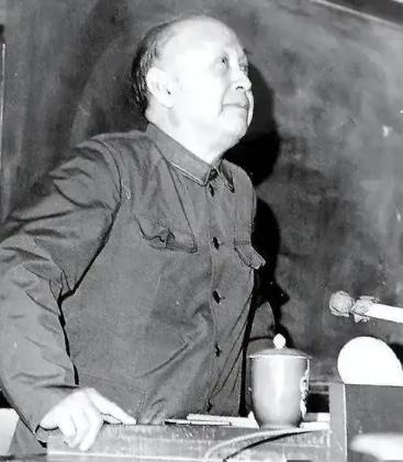 1964年冬天夜里，钱学森筷子头停在鸡肉上方半寸处，猛然喝道：别动，有苦杏仁味。