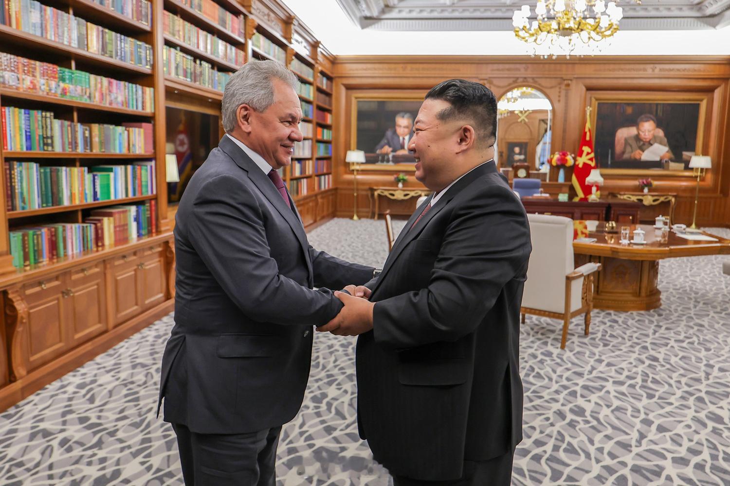 金正恩会见绍伊古金正恩热情迎接时隔70多天再次前来平壤的绍伊古，并同他进行了友好