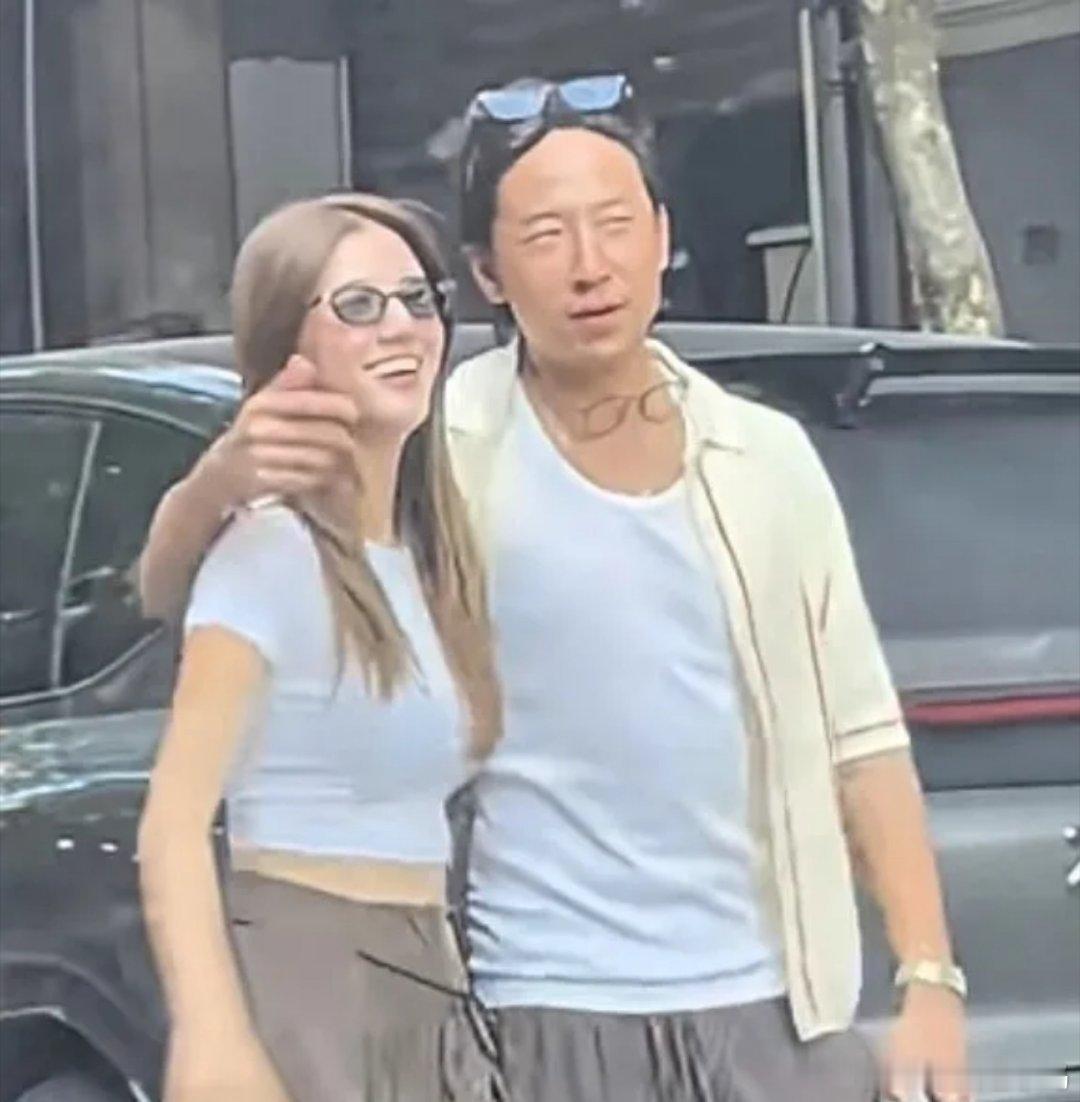 吴千语和老公施伯雄逛街时被路人偶遇，施伯雄看着比32岁的吴千语显成熟些，小两口一