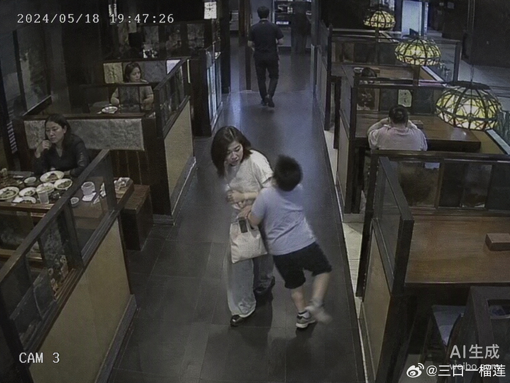 长沙餐厅这起冲突，最让人唏嘘的不是最初的“触碰”，而是后续那场带点血性的失控。监控还原了4岁男童无意