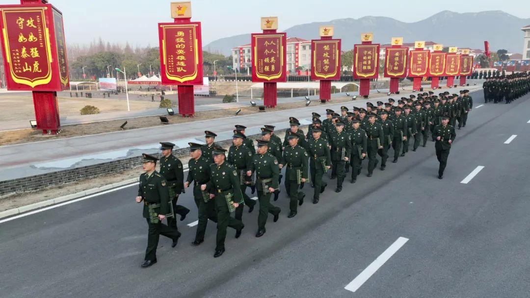 我从军校毕业担任排长时，常常在值班带队时，因全连队列行进不整齐而遭到连主官批评。