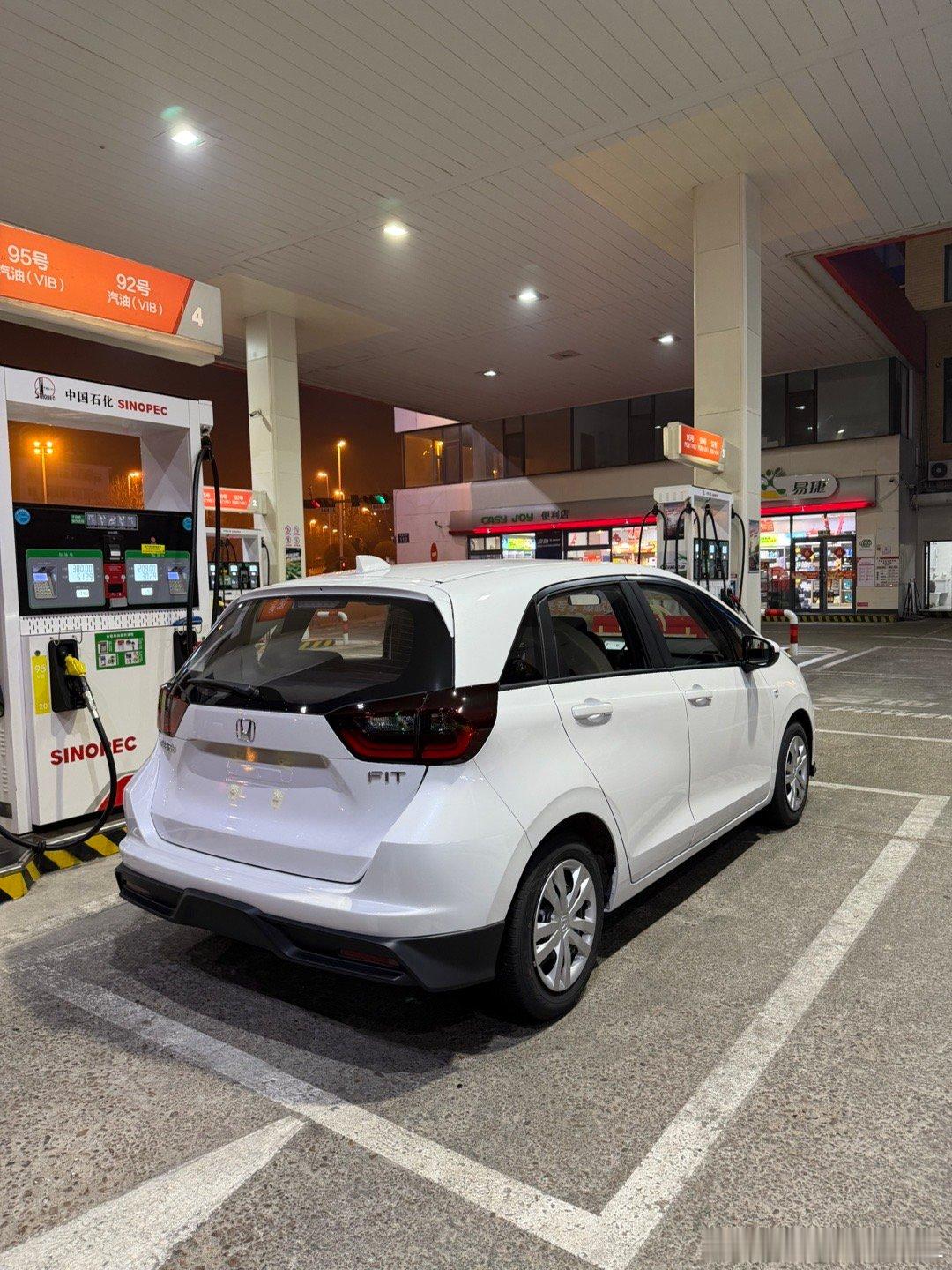 大晚上睡不着给超跑加个油