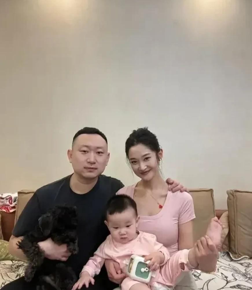 不怪小伙子一脸幸福，不仅老婆漂亮，孩子也很可爱，家庭美满。哈哈哈[大笑][大笑]
