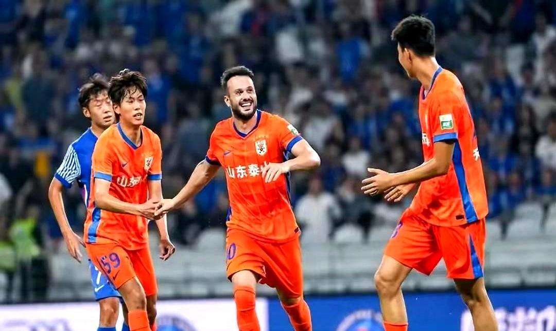 泰山明年想拿双冠？先别笑，真有戏。不是捧，阵容稳得让对手牙痒。崔康熙的套