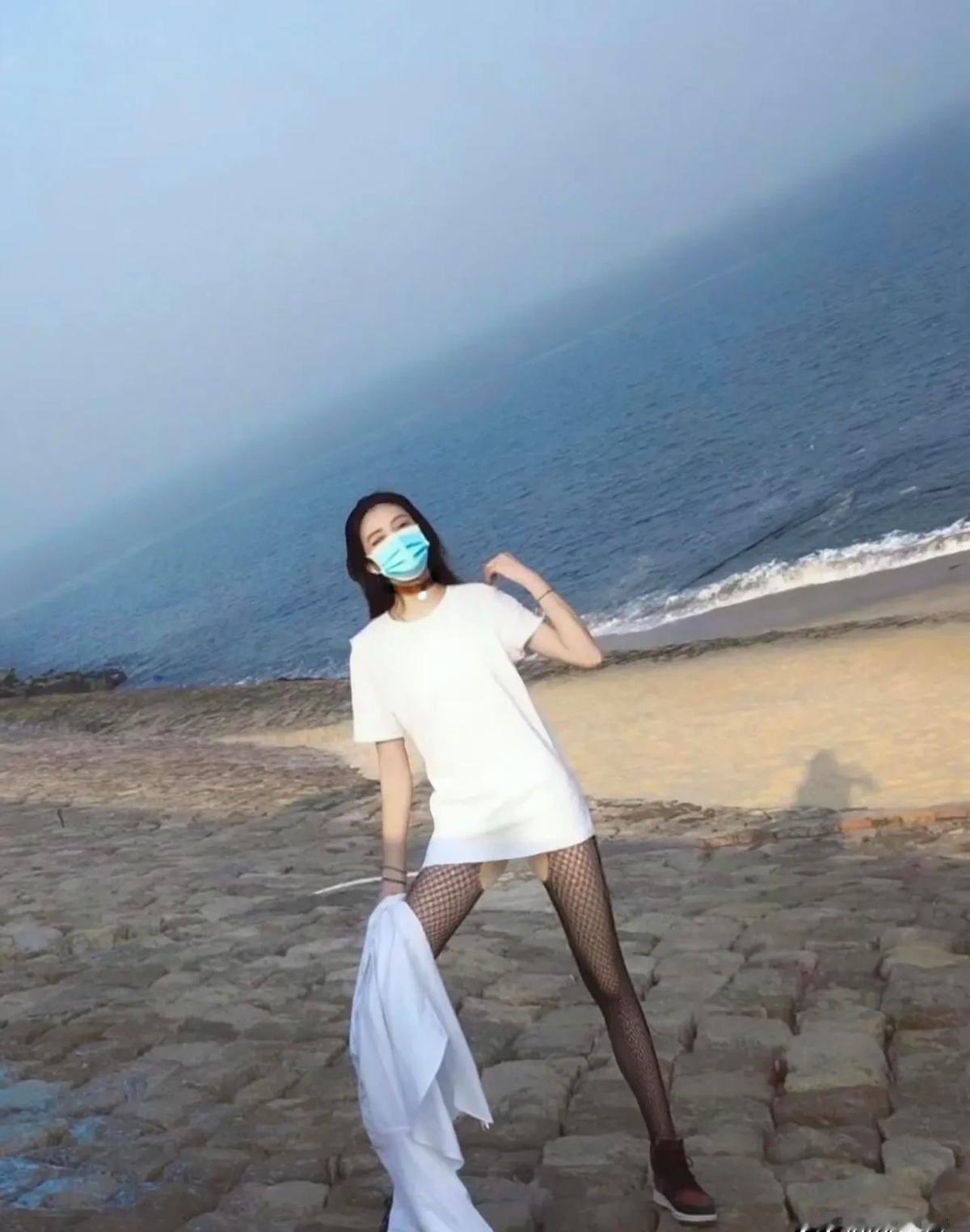 一张图差点把女友气哭下一秒她自己笑到蹲地上那天我拽着林夏冲到日落海边，想