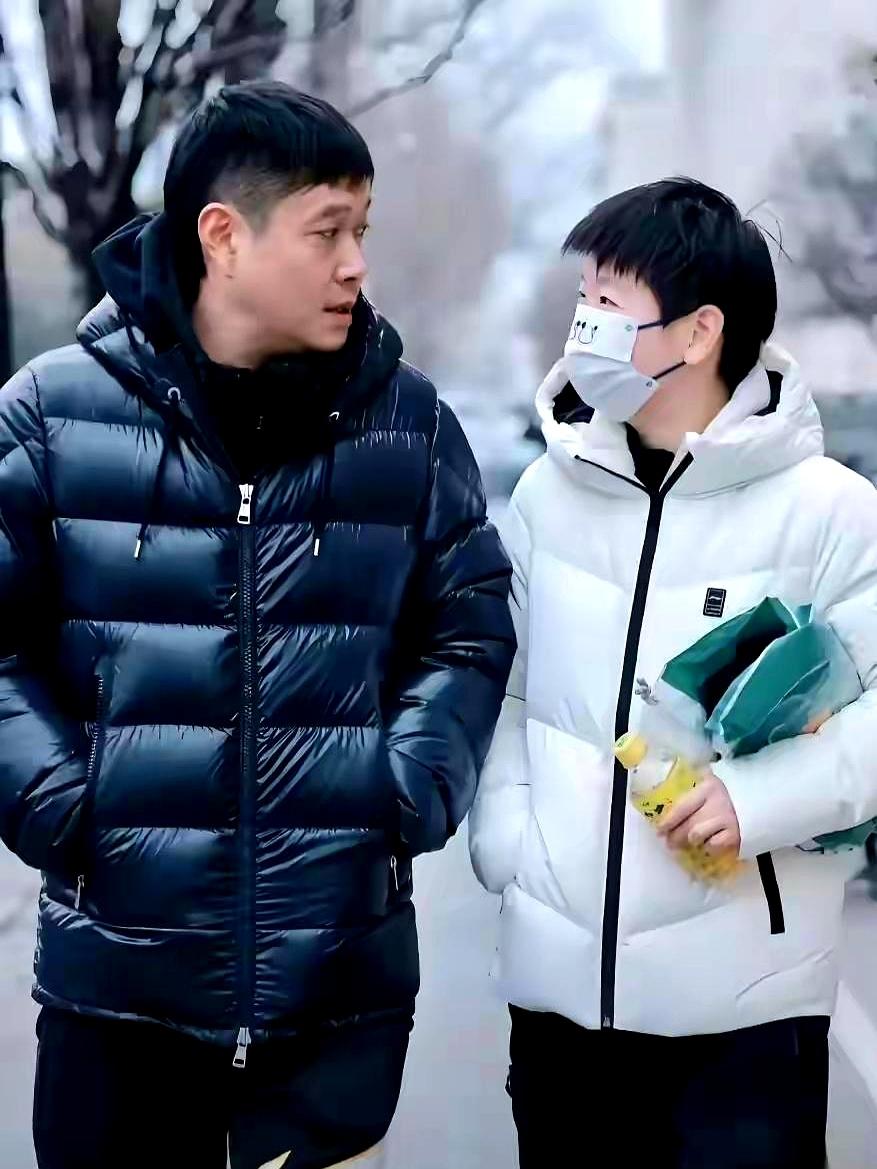 邱贻可当年可是有名的刺头，六小龙之一，谁能想到现在成了莎莎的全职保姆。自费飞名