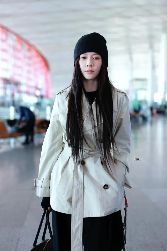 宋妍霏机场私服真时髦！穿收腰风衣+直筒裤+针织帽，洋气又高级！
