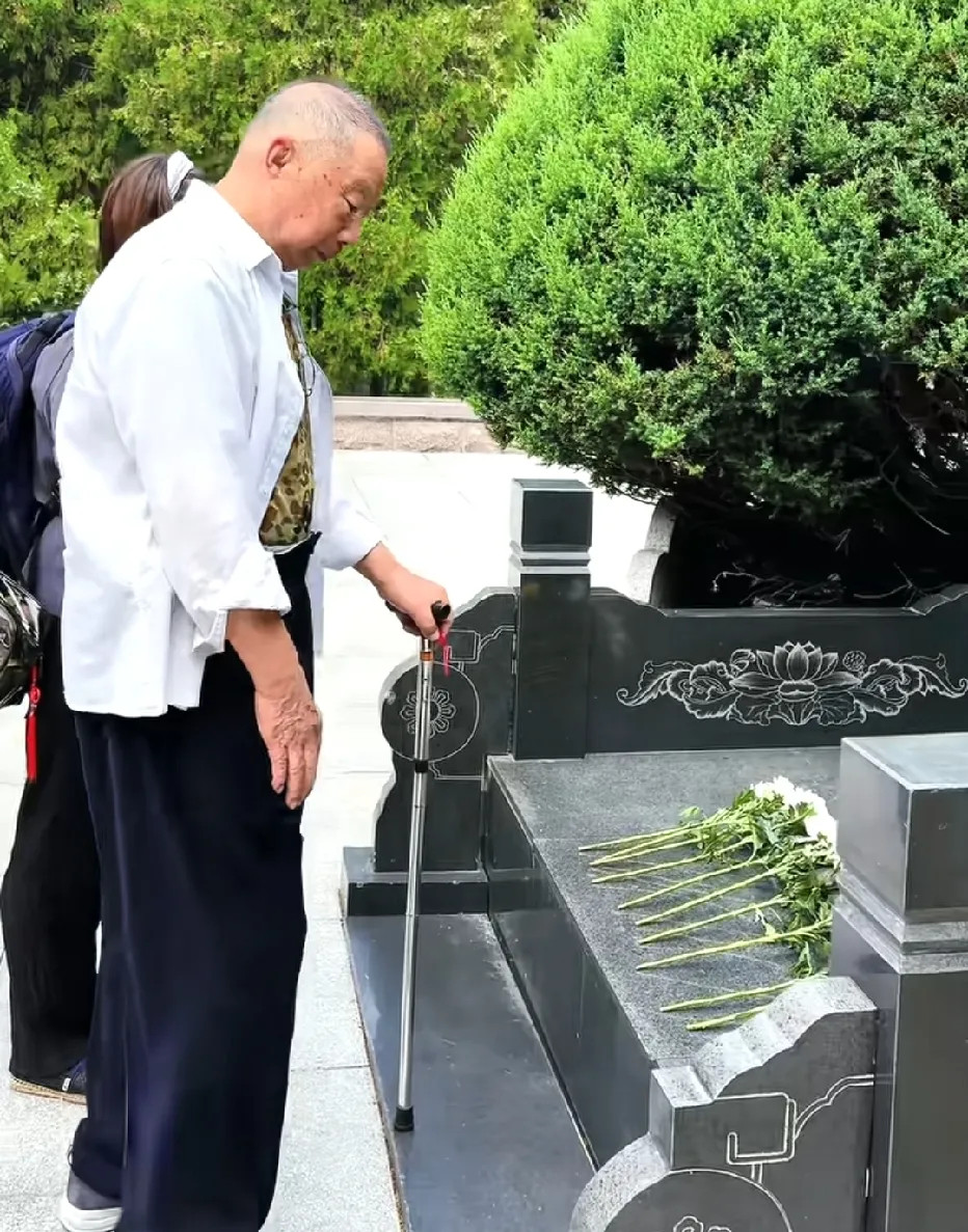 粟裕大将长子粟戎生将军拄着拐杖来到烈士陵园祭奠父亲时的一幕，凝望着墓碑上父亲的遗