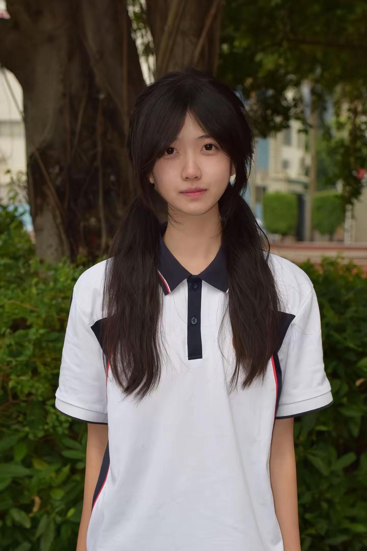 树影裹着夏风，校服领口沾了点热意——双马尾垂下来的弧度，是青春没写进试卷里的温柔