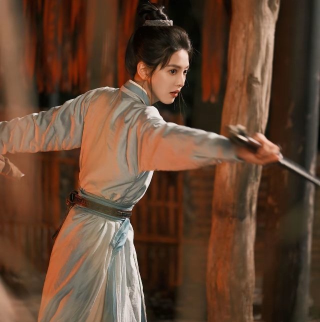 其实杨洋剧女主不该找什么流量花，应该找个演技好的小青衣，章若楠美则美矣，演戏没有