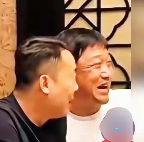 偷拍的人找到了不是朋友的朋友据说是给贾冰聊天，聊了一晚上的人老熟人，全程把手