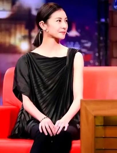 2008年，亿万富豪王微在婚内偷偷和漂亮的舞蹈演员住一起后，回家想跟老婆杨蕾离婚