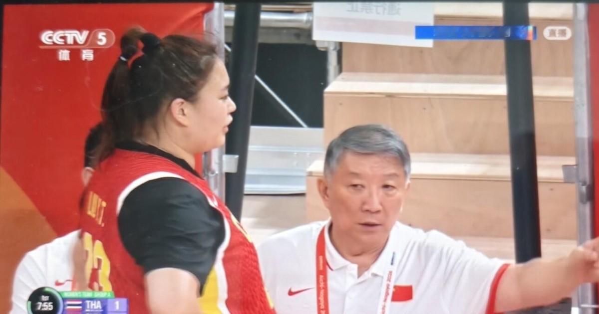 刘禹彤首发登场两分钟出头，哨子就响了两次。宫鲁鸣站在场边，脸色不太好看。原本这套首发阵容摆明了是想让