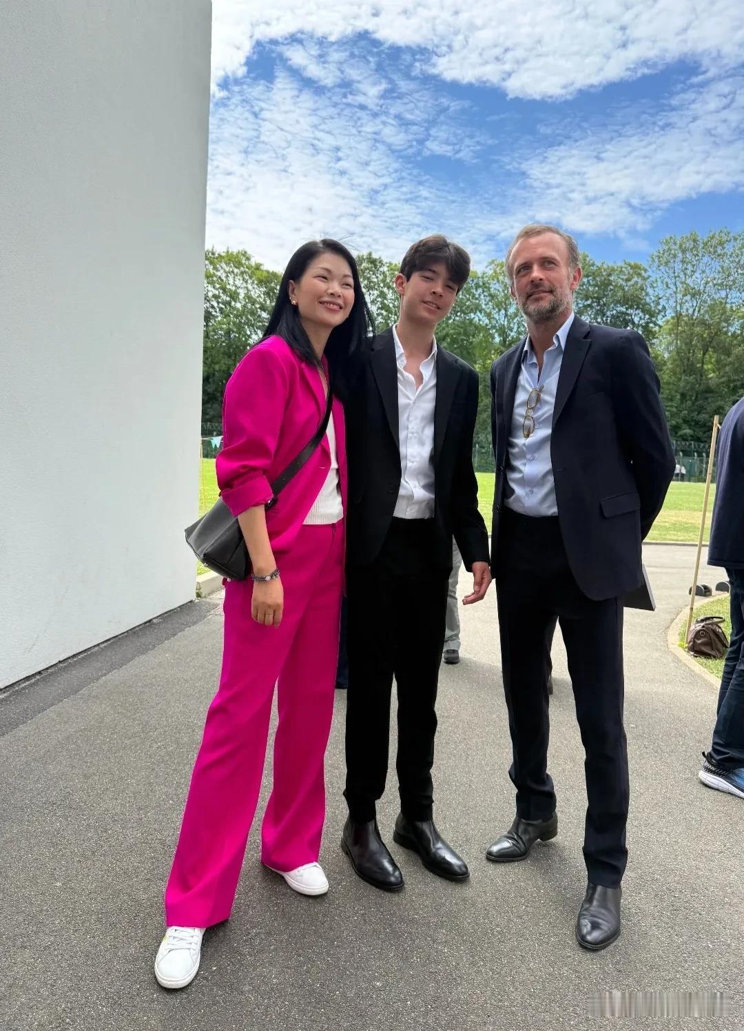 国际名模吕燕，和老公一起去儿子的学校参加初中毕业典礼，母子俩长得挺像的，法国贵族