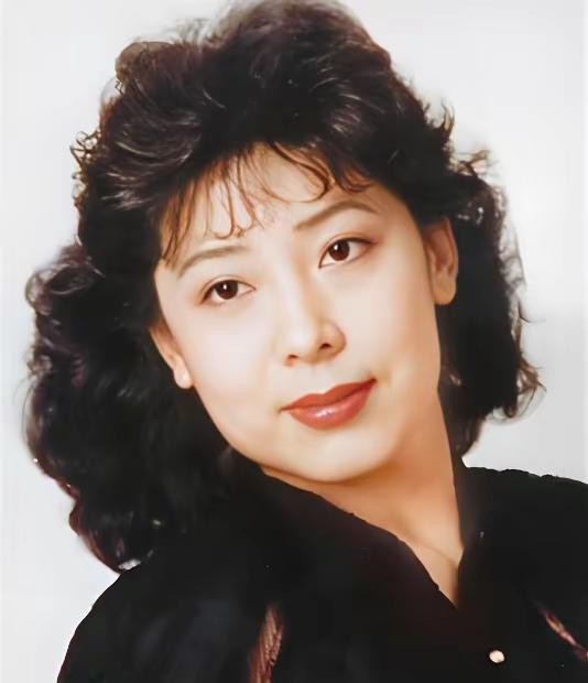 1990年，歌唱家关牧村因丈夫长期家暴，毅然提出离婚，丈夫却强硬地说：“离婚可以