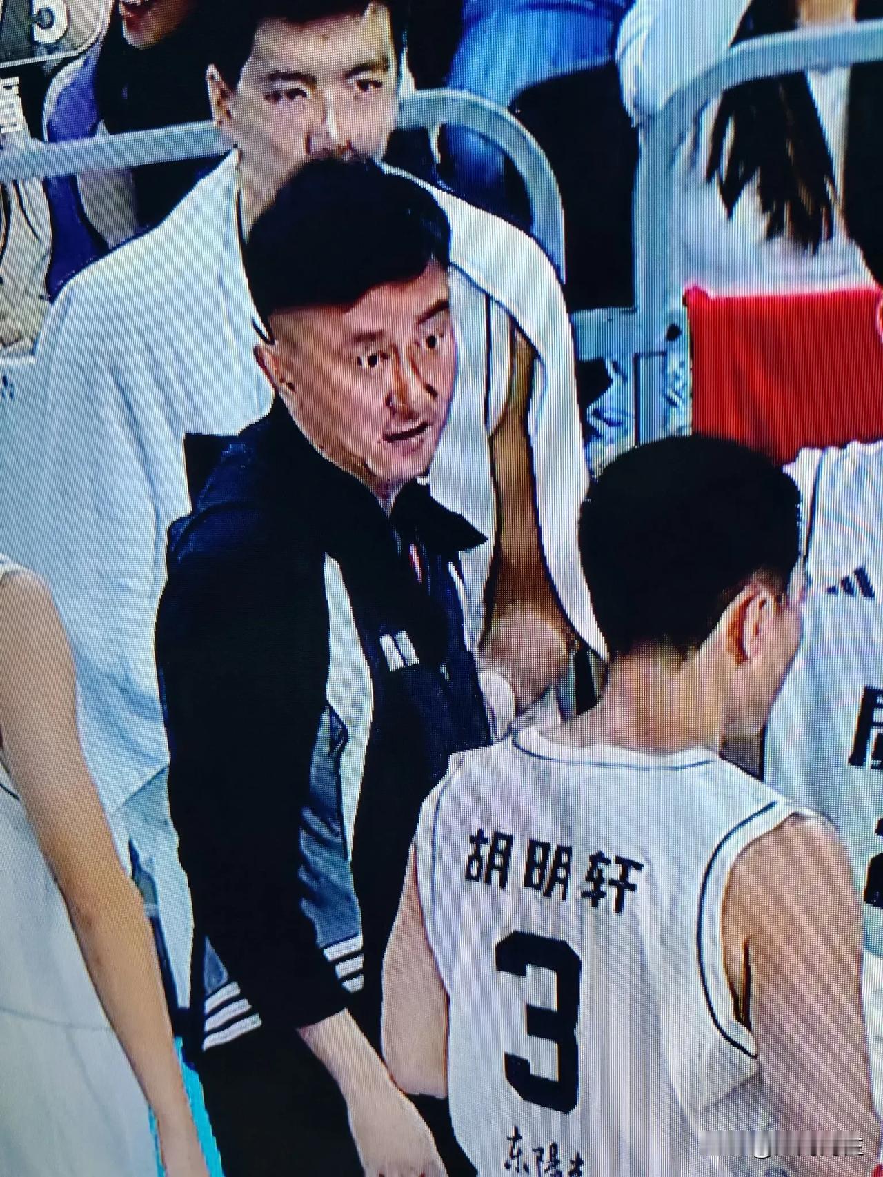 昨晚，全运会男篮小组赛广东与山东比赛，杜锋带领一班准国家队人马，小试牛刀把对手斩