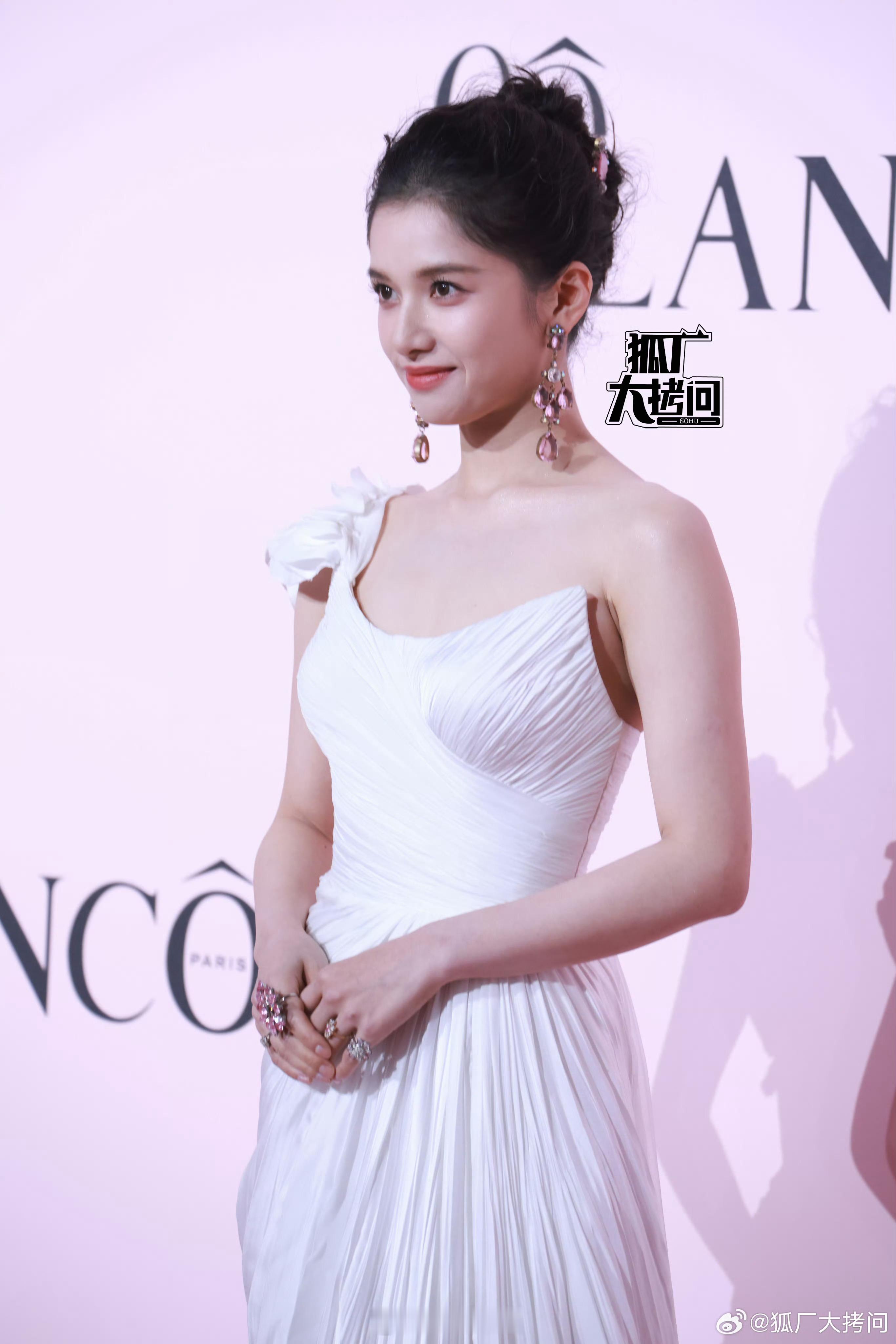 张婧仪好完美的一颗头，好松弛自信又优雅的状态，太完美了[爱心]​​​