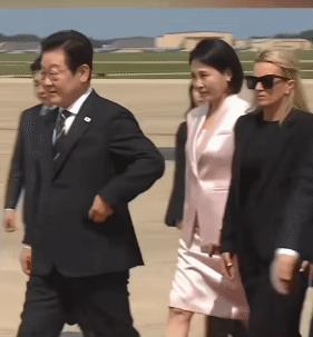 笑亖：李在明！夫人在暗！全韩吐槽。李在明访USA，接待规格低到尘埃！特别尴尬。