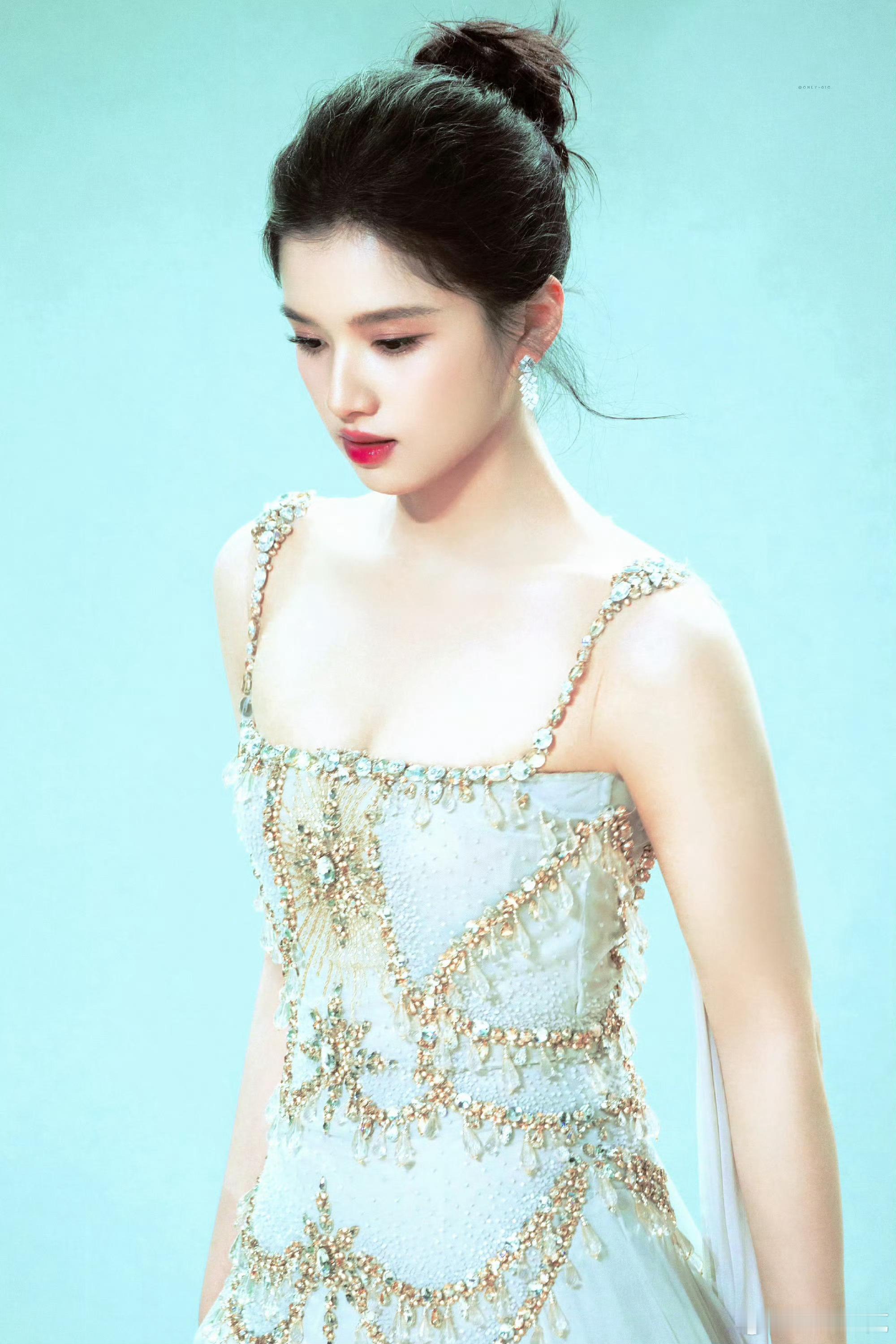 张婧仪好灵啊张婧仪演啥像啥，小表情区分得明明白白。《野狗骨头》里苗靖的倔强可爱