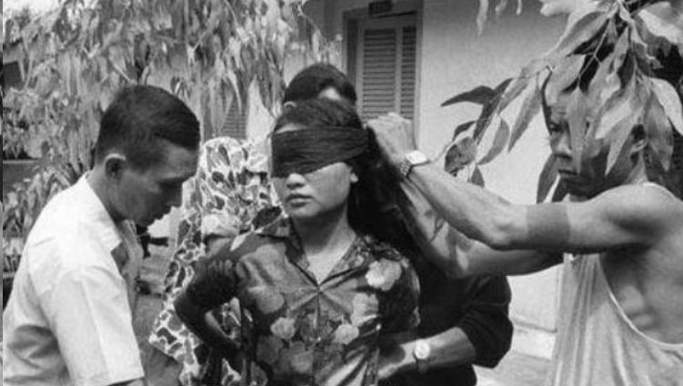 “空孕催乳剂，没人扛得住。”1961年美国对越战争中，美军俘获越南女兵，严刑拷打