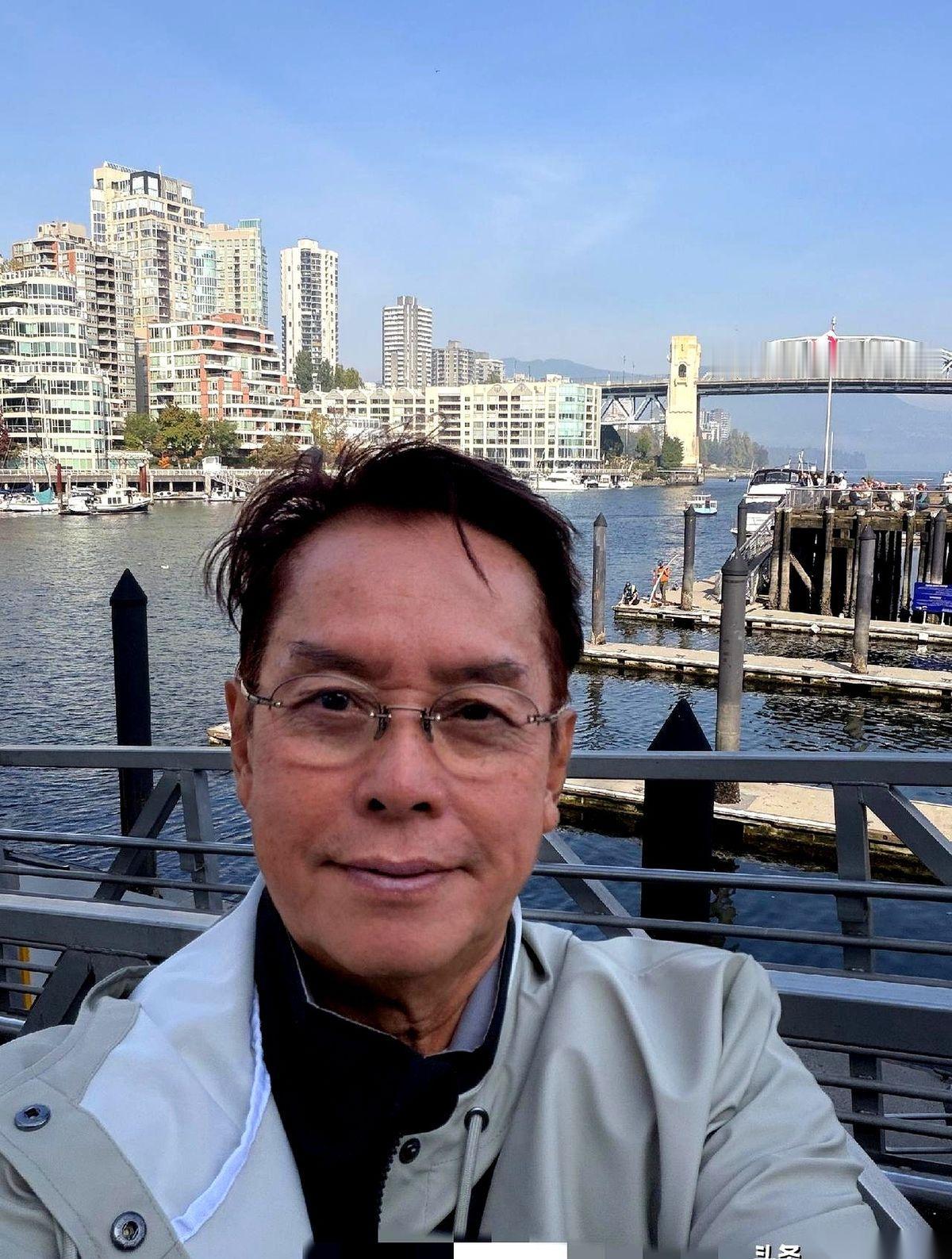 76岁的谭咏麟刚结束演唱会，今年第二次飞去了加拿大。跑这么大老远不是专门为了度