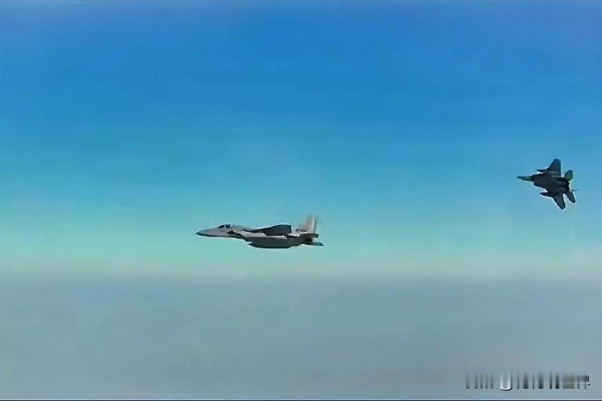 12月8日下午的最新消息，现在他来了，第一条：日方持续滋扰中方训练，专家警告：擅