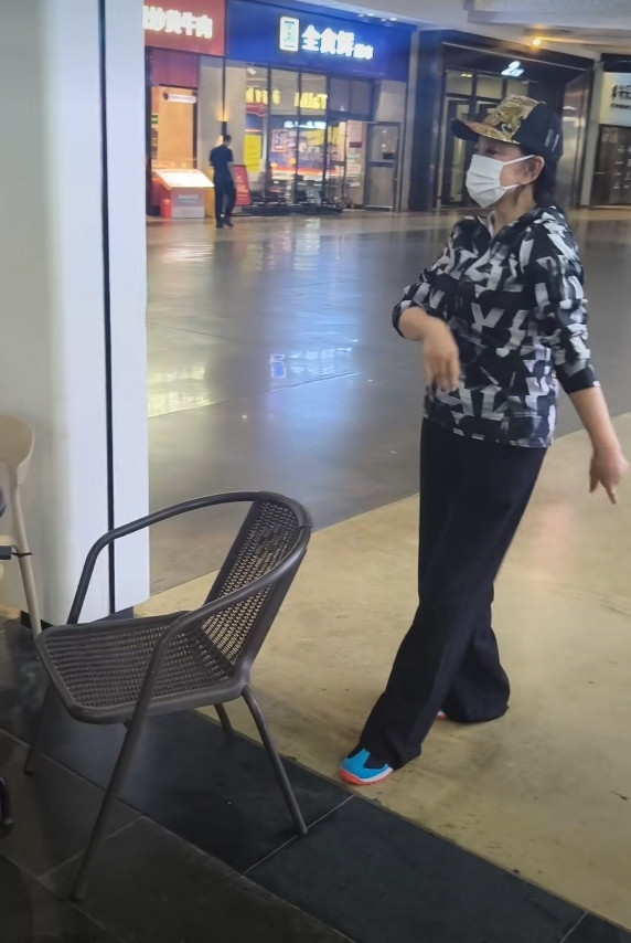刘晓庆，于5月5日00:57在个人账号更新了动态，配文：亍头偶遇小大姐唱歌，情不
