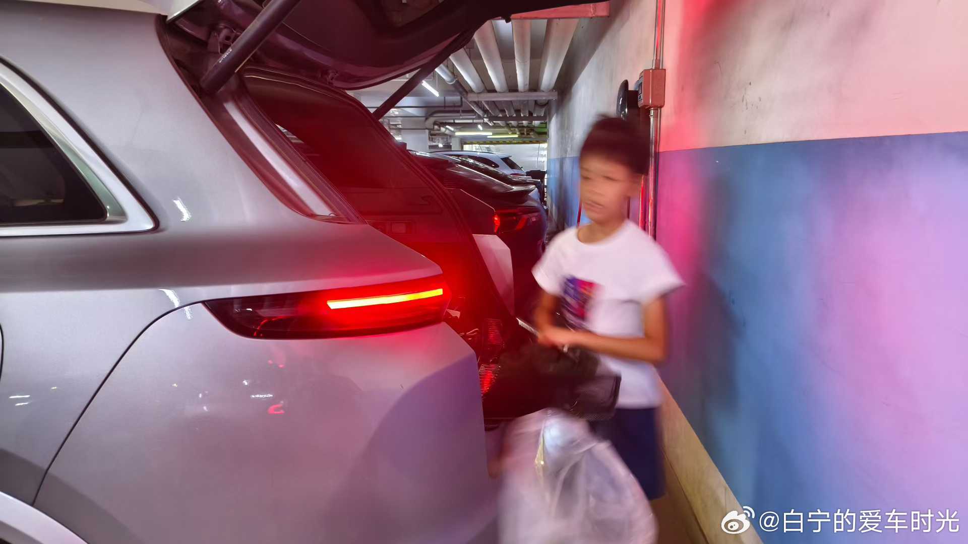 白宁的理想i8到了，白宁的理想L7退役的日子也到了，我儿依依不舍的把他的